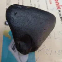 سنگ زیبا مشکی با وزن ۳۸۳گرم