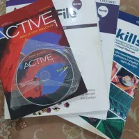 کتاب اموزشی زبان و مقداری لوازم نگاه کنید