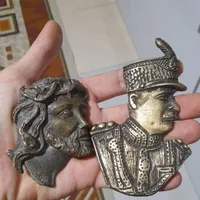 ساعت چوبی و تندیس برنزی
