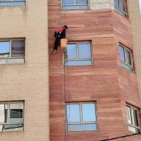 بدون نیاز به داربست شستشو پیچ رولپلاک کار در رتفاع|خدمات پیشه و مهارت|بندرعباس, |دیوار