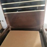 تخت یک و نیم نفره.|تخت و سرویس خواب|بومهن, |دیوار