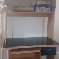 میز تحریر و کتابخانه