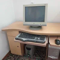 کامپیوتر به همراه میز