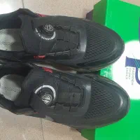 یک جفت کتانی بند دیسکی در حدنو