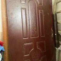 دوعدد درب چوبی ورودی ساختمان سالم سالم