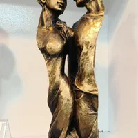 مجسمه طلایی عشق