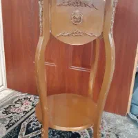 میز چوبی کنار سالنی