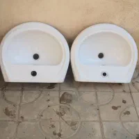 یک جفت روشویی با پایه سفید یکدست.