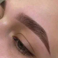 به دو نفر برای میکاپ یا شنیون نیازمندیم