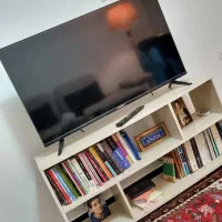 میز زیر تلویزیون یا قفسه کتاب