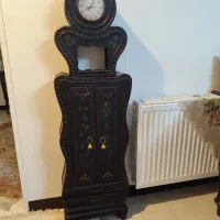 ساعت ایستاده کنار سالنی چوبی قدیمی