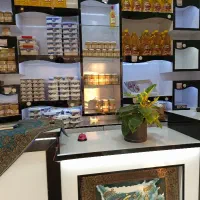 کار در مغازه‌ی حلوا ارده‌ای و پوشاکی