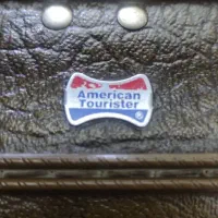 سامسونیت امریکن توریست اصل آمریکا همراه با کیفش