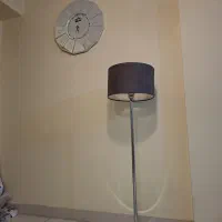 آباژور و ساعت دیواری‌