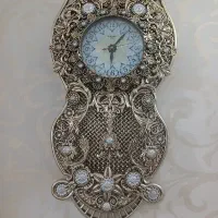 یک عدد ساعت دیواری در حد نونو