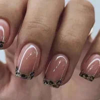 کاشت ناخن فقط با پرداخت هزینه مواد