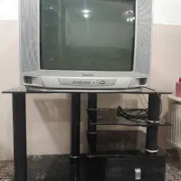 تلویزیون و زیر تلویزیونی شیشه‌ای