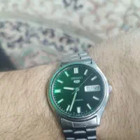 یک عدد ساعت seiko 5