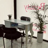همکاری با ناخن کار با سابقه کار  رنگ کارو بندوابرو