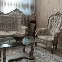 سرویس مبلمان راحتی و سلطنتی  به همراه میز و ویترین