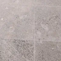 خانم برای نظافت راه پله ها