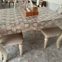 میز ناهارخوری دارای سه عدد صندلی