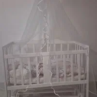 تخت کودک کنار مادر