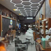 آرایشگر نیمه ماهر در ارایشگاه مردانه