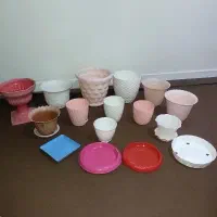 تعدادی گلدان پلاستیکی