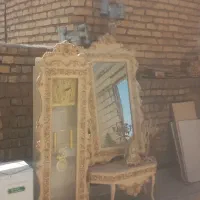 آینه و کنسول به همراه ساعت ایستاده