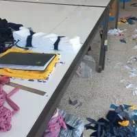 یک نفرخانم خیاط و وسط کار جهت پوشاک