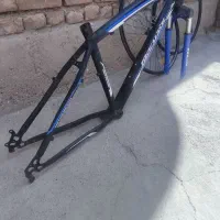 تنه دوچرخه به همراه منتش و قطعات