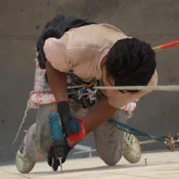 پیچ رولپلاک ،ایزوگام نما در ارتفاع(راپل و بندبازی)