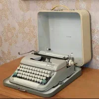 دستگاه تایپ قدیمی|کلکسیون اشیاء عتیقه|یاسوج, |دیوار