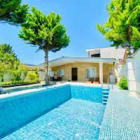 ویلای-سرسبز-شهرکی-با-استخر-و-جکوزی-سنددار