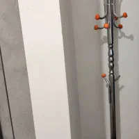 جا لباسی ایستاده