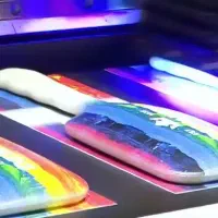 چاپ UV فلت‌بد چوب،MDF،چرم،فلز و PVC تضمینISO12647