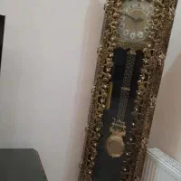 ساعت ایستاده و میوه خوری کنار سالنی