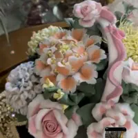 خانم جهت ساخت گل چینی در منزل خود