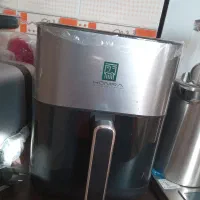 یک دستگاه چای ساز ویک دستگاه سرخ کنhonira