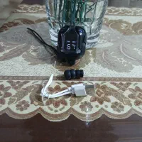 یک عدد ایرپاد به همراه کابل و غیره