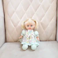 تعدادی عروسک|اسباببازی بچه|ری, علایین|دیوار