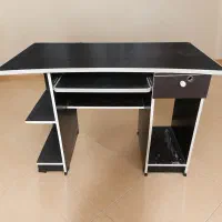 میز تحریر و کامپیوتر