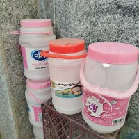 تعدادی دبه ماستی تمیز