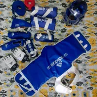 کلاه با نقاب و وسایل تکواندوفقط  یک و هفتصد