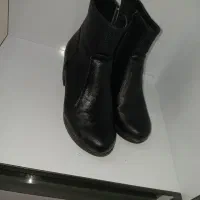 یک جفت نیم بوت نو|کیف، کفش، کمربند|شیراز, کوشک میدان|دیوار