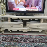 یک عدد میزتلویزیون