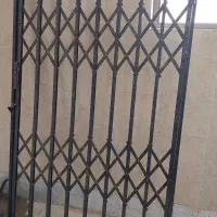 حفاظ آکاردئونی و درب چوبی