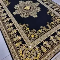 نیروی خانم در نمایشگاه فرش