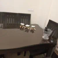 میز ناهار خوری 6 نفره سالم وتمیز هیچ شکستگی نداره